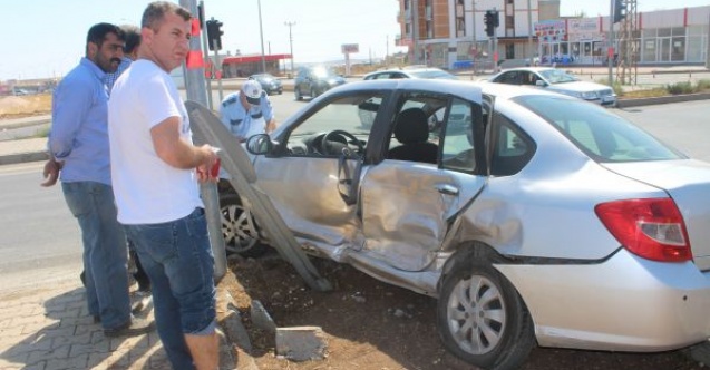 Otomobille hafif ticari araç çarpıştı: 4 yaralı