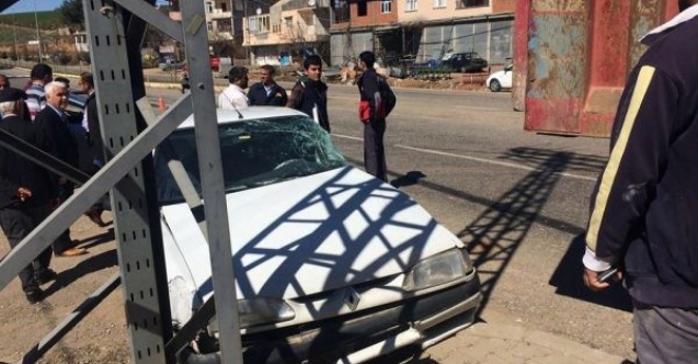 Otomobille Kamyon Çarpıştı: 1 Yaralı