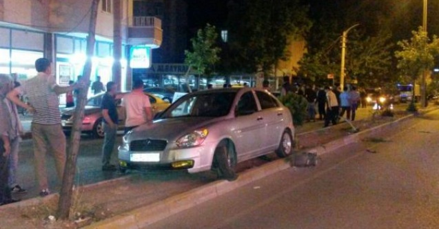 Otomobiller Çarpıştı: 1 Yaralı