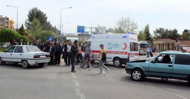 Otomobiller Çarpıştı: 2 Yaralı