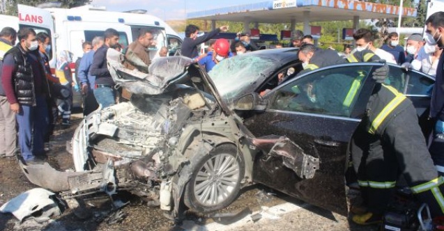 Otomobiller dönüş yapan tıra çarptı: 1 ölü, 4 yaralı
