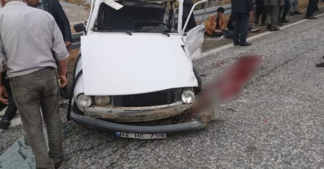 Otomobiller kafa kafaya çarpıştı: 1i ağır 7 yaralı