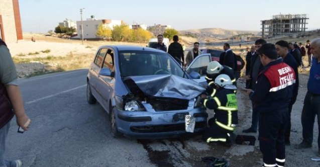 Otomobiller kafa kafaya çarpıştı: 2 yaralı