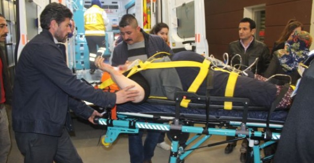 Otomobiller kafa kafaya çarpıştı: 7 yaralı 