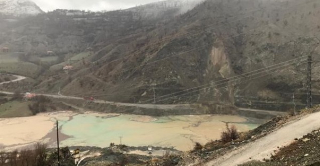 Park halindeki otomobil toprak ve kaya parçaları altında kaldı