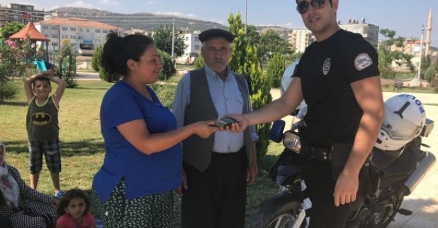 Parkta bulduğu parayı polise teslim etti