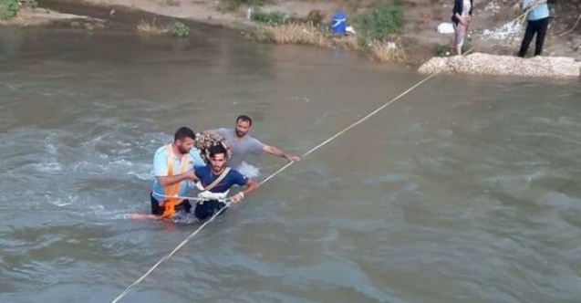 Piknikçiler yükselen çay suyunda mahsur kaldı