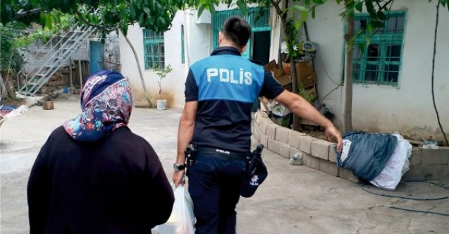 Polis ekipleri Ramazan yardımı dağıttı