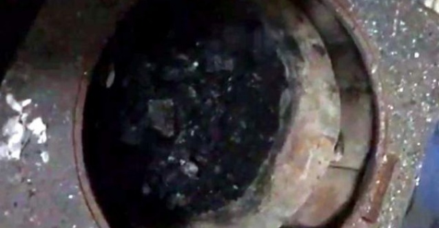 Polis yanan uyuşturucuları sobadan tek tek çıkarttı