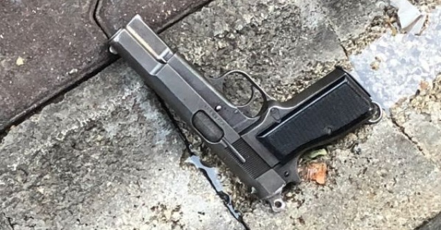 Polisi görünce tabancayı atıp kaçtılar