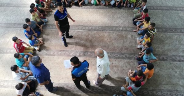Polisler kuran kursu öğrencileri ile bir araya geldi