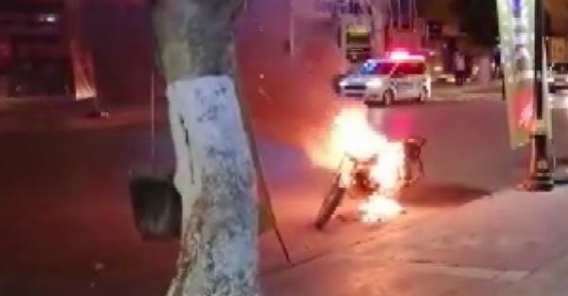 Polislere kızıp motosikletini ateşe verdi