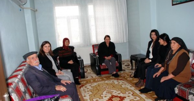 Protokol mensuplarının eşleri şehit ailelerini ziyaret etti