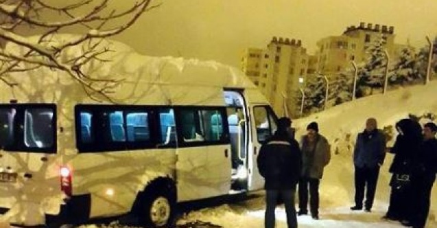 Sağlık Personellerini Taşıyan Minibüs Kara Saplandı