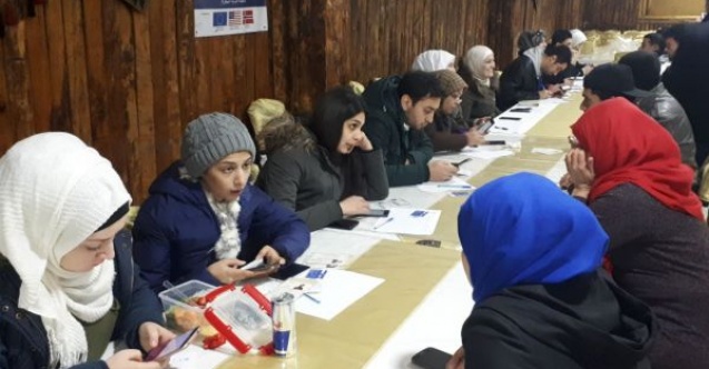 Savaştan kaçan ailelere kışlık kart verildi 