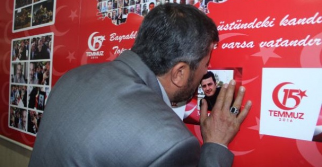 Şehit çocuklarının fotoğrafına yüzünü yaslayıp ağladı