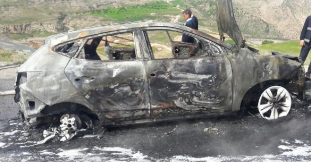 Seyir halindeki otomobil yanarak kül oldu