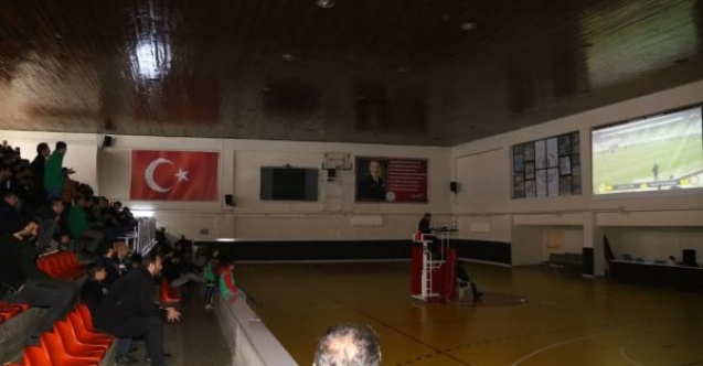 Seyircisiz oynanan maç için dev ekran kuruldu