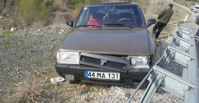 Tekeri patlayan otomobil yoldan çıktı