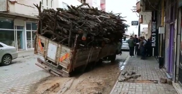Tekerlekleri toprak yola saplanan kamyon devrilme tehlikesi geçirdi