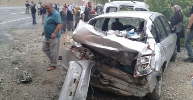 TIR park halindeki 5 araca çarptı