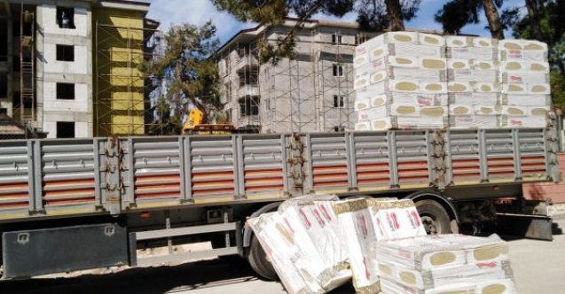 Tırdan indirilen yük çocuğun üzerine düştü