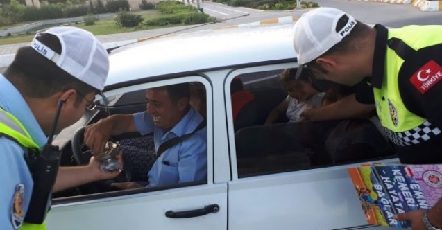 Trafik polislerinden sürücülere kolonya ve şeker