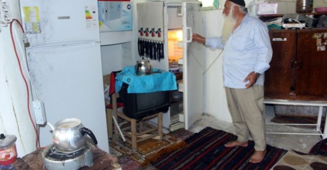 Türbeye dadanan hırsızlar karpuz ve kola çaldı