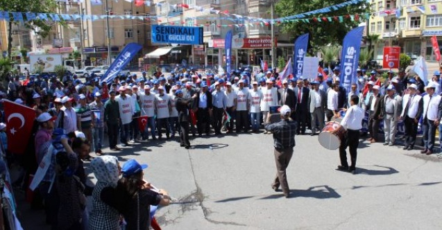 TÜRK-İŞE BAĞLI SENDİKALAR HALAYLARLA 1 MAYISI KUTLADI