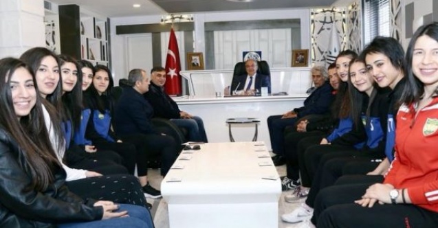 Voleybolcu sporcular başarılarını Başkan Kutlu ile paylaştı