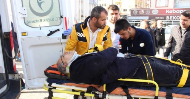 Yaralı adam telefonlara bakmaktan acısını unuttu 
