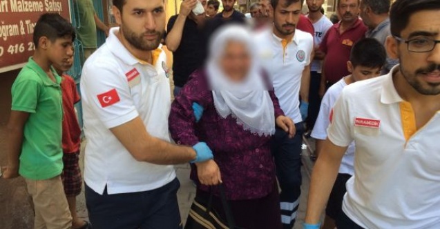 Yaşlı kadını vatandaşlar ikna etti