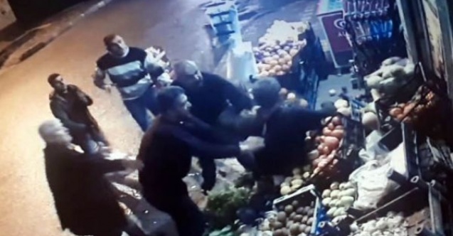 Yerde hareketsiz yatan adamı öldüresiye dövdüler