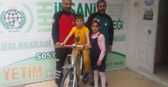 Yetim çocuğun yüzü İHHnın hediyesiyle güldü