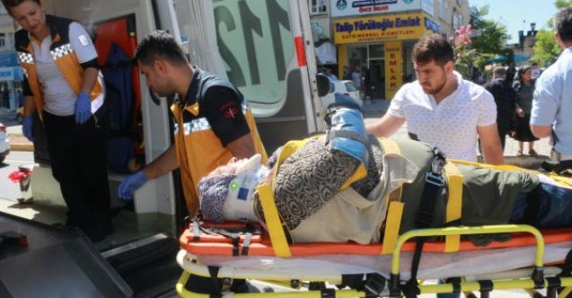 Yolda bulduğu kartonla yaralının kolunu sabitledi