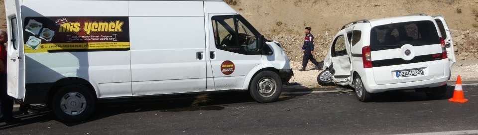 Minibüs ile hafif ticari araç çarpıştı: 2 yaralı